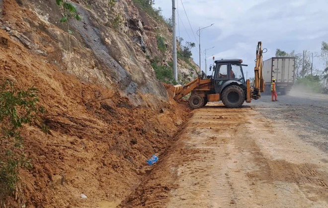 Cận cảnh khắc phục hư hỏng mặt đường, đảm bảo ATGT trên QL1, QL1D - Ảnh 17.