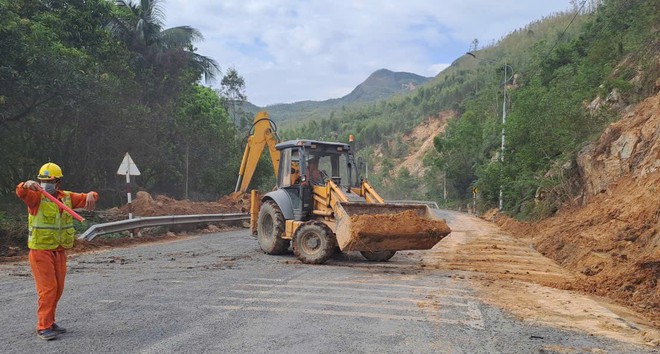 Cận cảnh khắc phục hư hỏng mặt đường, đảm bảo ATGT trên QL1, QL1D - Ảnh 21.