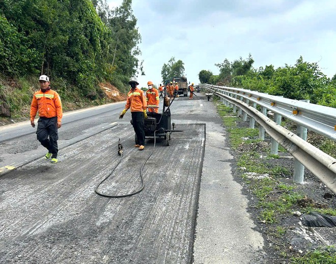 Tổng lực vá sửa mặt đường hư hỏng trên tuyến QL1 qua tỉnh Khánh Hoà- Ảnh 4.