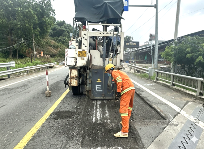 Tổng lực vá sửa mặt đường hư hỏng trên tuyến QL1 qua tỉnh Khánh Hoà- Ảnh 3.