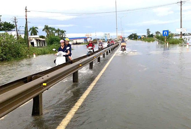 Đà Nẵng, Quảng Ngãi: Mưa to tiếp diễn, nhiều tuyến đường quốc lộ sạt lở, ngập lụt nặng- Ảnh 4.