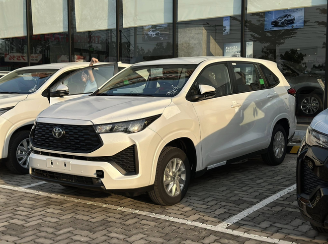 Toyota Innova Cross bản giá rẻ về đại lý, phân khúc MPV 7 chỗ nóng bỏng cuối năm - Ảnh 1.