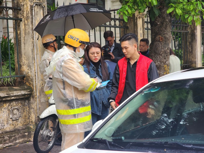 Trắng mưa kiểm tra,  CSGT xử phạt hàng trăm ô tô dừng đỗ sai quy định trong phố Cổ Hà Nội- Ảnh 2. Trắng mưa kiểm tra,  CSGT xử phạt hàng trăm ô tô dừng đỗ sai quy định trong phố Cổ Hà Nội- Ảnh 2.