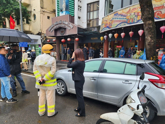 Trắng mưa kiểm tra,  CSGT xử phạt hàng trăm ô tô dừng đỗ sai quy định trong phố Cổ Hà Nội- Ảnh 5. Trắng mưa kiểm tra,  CSGT xử phạt hàng trăm ô tô dừng đỗ sai quy định trong phố Cổ Hà Nội- Ảnh 5.