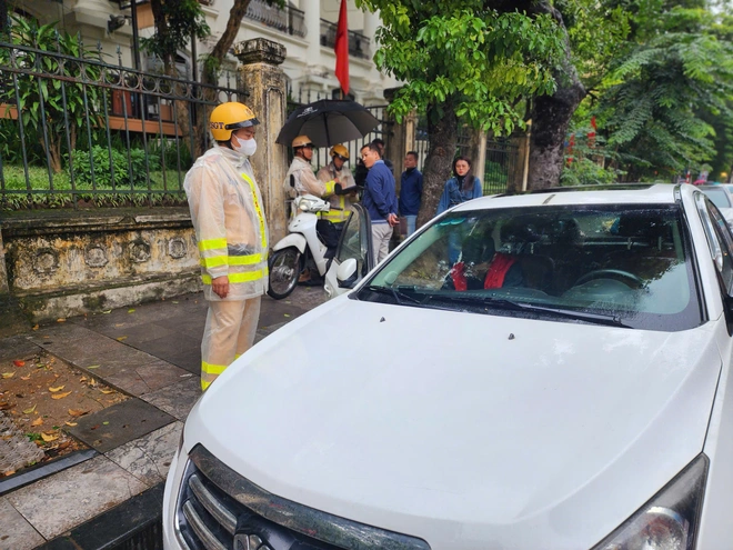 Trắng mưa kiểm tra,  CSGT xử phạt hàng trăm ô tô dừng đỗ sai quy định trong phố Cổ Hà Nội- Ảnh 1. Trắng mưa kiểm tra,  CSGT xử phạt hàng trăm ô tô dừng đỗ sai quy định trong phố Cổ Hà Nội- Ảnh 1.