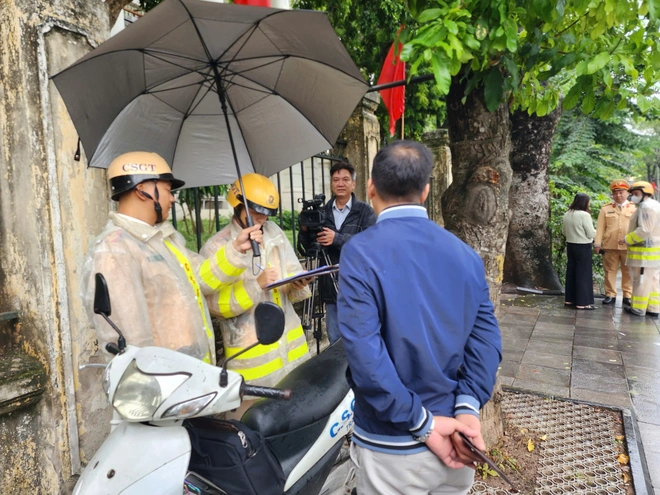 Trắng mưa kiểm tra,  CSGT xử phạt hàng trăm ô tô dừng đỗ sai quy định trong phố Cổ Hà Nội- Ảnh 3. Trắng mưa kiểm tra,  CSGT xử phạt hàng trăm ô tô dừng đỗ sai quy định trong phố Cổ Hà Nội- Ảnh 3.