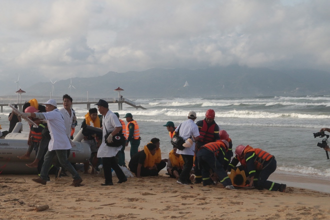 Diễn tập tìm kiếm cứu nạn máy bay chở 120 hành khách rơi trên biển Quy Nhơn- Ảnh 2. Diễn tập tìm kiếm cứu nạn máy bay chở 120 hành khách rơi trên biển Quy Nhơn- Ảnh 2.