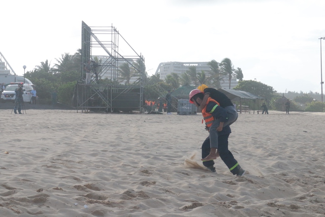 Diễn tập tìm kiếm cứu nạn máy bay chở 120 hành khách rơi trên biển Quy Nhơn- Ảnh 3. Diễn tập tìm kiếm cứu nạn máy bay chở 120 hành khách rơi trên biển Quy Nhơn- Ảnh 3.