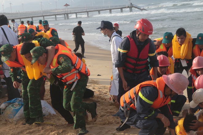 Diễn tập tìm kiếm cứu nạn máy bay chở 120 hành khách rơi trên biển Quy Nhơn- Ảnh 4. Diễn tập tìm kiếm cứu nạn máy bay chở 120 hành khách rơi trên biển Quy Nhơn- Ảnh 4.