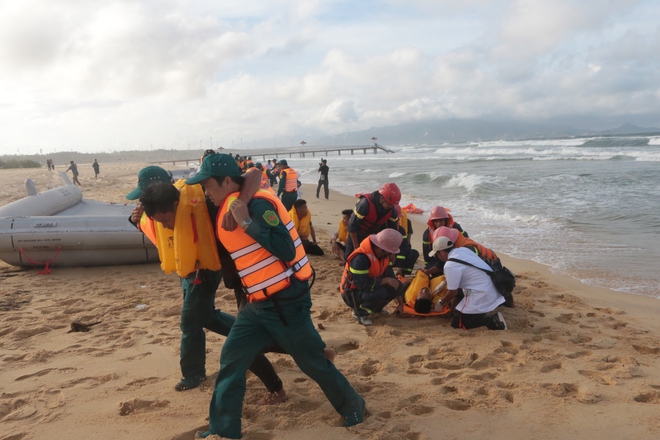 Diễn tập tìm kiếm cứu nạn máy bay chở 120 hành khách rơi trên biển Quy Nhơn- Ảnh 5. Diễn tập tìm kiếm cứu nạn máy bay chở 120 hành khách rơi trên biển Quy Nhơn- Ảnh 5.