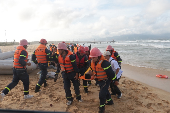 Diễn tập tìm kiếm cứu nạn máy bay chở 120 hành khách rơi trên biển Quy Nhơn- Ảnh 6. Diễn tập tìm kiếm cứu nạn máy bay chở 120 hành khách rơi trên biển Quy Nhơn- Ảnh 6.