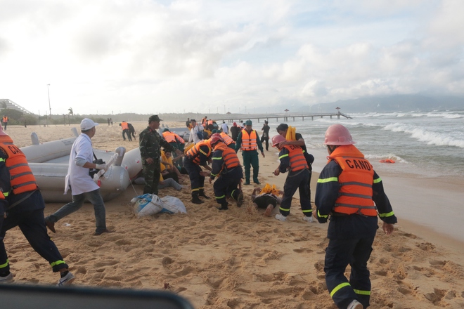 Diễn tập tìm kiếm cứu nạn máy bay chở 120 hành khách rơi trên biển Quy Nhơn- Ảnh 7. Diễn tập tìm kiếm cứu nạn máy bay chở 120 hành khách rơi trên biển Quy Nhơn- Ảnh 7.