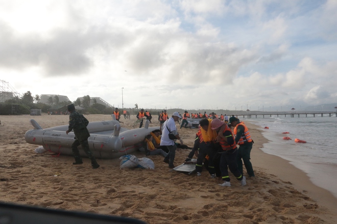 Diễn tập tìm kiếm cứu nạn máy bay chở 120 hành khách rơi trên biển Quy Nhơn- Ảnh 8. Diễn tập tìm kiếm cứu nạn máy bay chở 120 hành khách rơi trên biển Quy Nhơn- Ảnh 8.