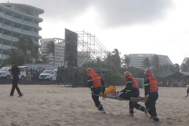 Diễn tập tìm kiếm cứu nạn máy bay chở 120 hành khách rơi trên biển Quy Nhơn- Ảnh 9. Diễn tập tìm kiếm cứu nạn máy bay chở 120 hành khách rơi trên biển Quy Nhơn- Ảnh 9.