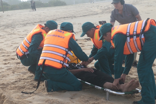 Diễn tập tìm kiếm cứu nạn máy bay chở 120 hành khách rơi trên biển Quy Nhơn- Ảnh 10. Diễn tập tìm kiếm cứu nạn máy bay chở 120 hành khách rơi trên biển Quy Nhơn- Ảnh 10.