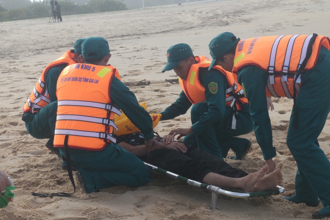 Diễn tập tìm kiếm cứu nạn máy bay chở 120 hành khách rơi trên biển Quy Nhơn- Ảnh 11. Diễn tập tìm kiếm cứu nạn máy bay chở 120 hành khách rơi trên biển Quy Nhơn- Ảnh 11.