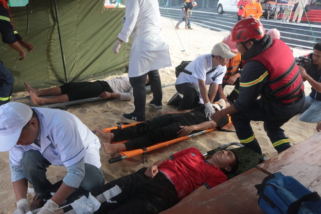 Diễn tập tìm kiếm cứu nạn máy bay chở 120 hành khách rơi trên biển Quy Nhơn- Ảnh 12. Diễn tập tìm kiếm cứu nạn máy bay chở 120 hành khách rơi trên biển Quy Nhơn- Ảnh 12.