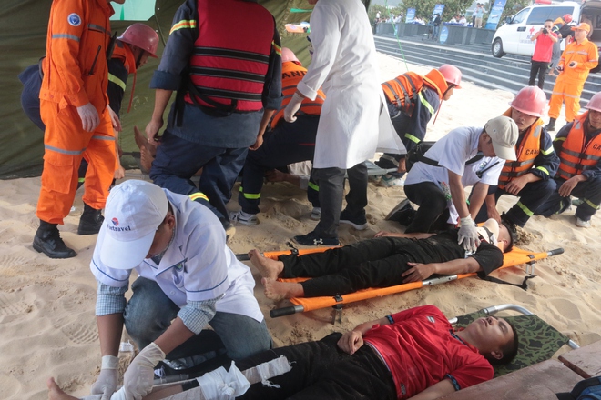 Diễn tập tìm kiếm cứu nạn máy bay chở 120 hành khách rơi trên biển Quy Nhơn- Ảnh 13. Diễn tập tìm kiếm cứu nạn máy bay chở 120 hành khách rơi trên biển Quy Nhơn- Ảnh 13.