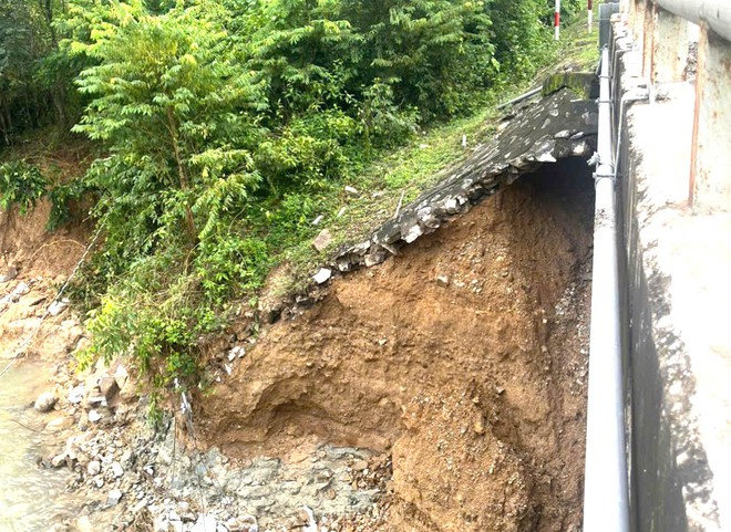 Sạt lở nghiêm trong trên tuyến Trường Sơn Đông: 84 điểm sạt lở taluy, với 3 điểm đứt đường - Ảnh 3.