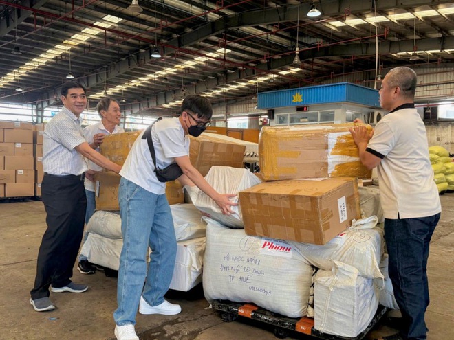 Hàng không tiếp tục vận chuyển miễn phí hàng cứu trợ đồng bào miền Trung - Ảnh 5.