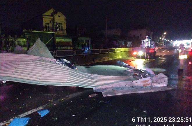 Video: Trắng đêm khắc phục hậu quả bão số 13, đảm bảo giao thông- Ảnh 7. Video: Trắng đêm khắc phục hậu quả bão số 13, đảm bảo giao thông- Ảnh 7.