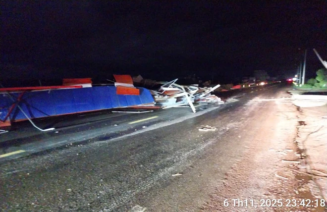 Video: Trắng đêm khắc phục hậu quả bão số 13, đảm bảo giao thông- Ảnh 8. Video: Trắng đêm khắc phục hậu quả bão số 13, đảm bảo giao thông- Ảnh 8.