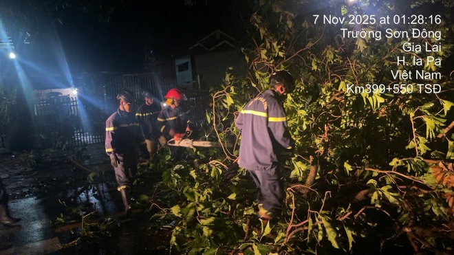 Video: Trắng đêm khắc phục hậu quả bão số 13, đảm bảo giao thông- Ảnh 5. Video: Trắng đêm khắc phục hậu quả bão số 13, đảm bảo giao thông- Ảnh 5.