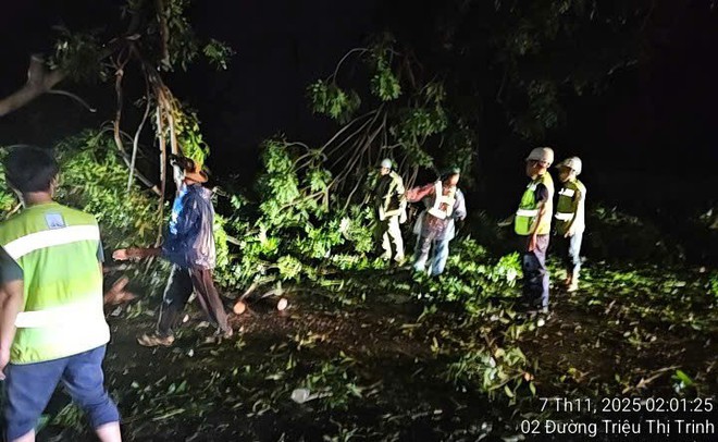 Video: Trắng đêm khắc phục hậu quả bão số 13, đảm bảo giao thông- Ảnh 2. Video: Trắng đêm khắc phục hậu quả bão số 13, đảm bảo giao thông- Ảnh 2.