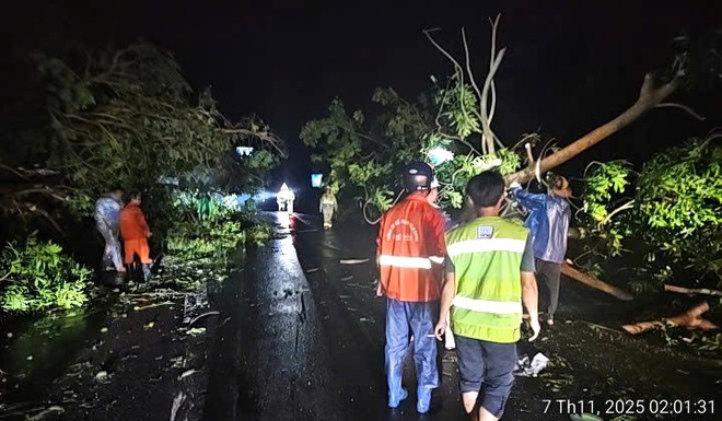 Video: Trắng đêm khắc phục hậu quả bão số 13, đảm bảo giao thông- Ảnh 3. Video: Trắng đêm khắc phục hậu quả bão số 13, đảm bảo giao thông- Ảnh 3.
