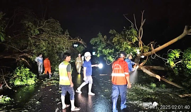 Video: Trắng đêm khắc phục hậu quả bão số 13, đảm bảo giao thông- Ảnh 4. Video: Trắng đêm khắc phục hậu quả bão số 13, đảm bảo giao thông- Ảnh 4.