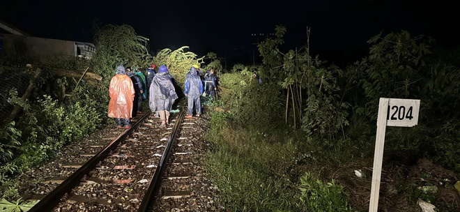 Chuyển tải khoảng 1.500 hành khách do ảnh hưởng của bão số 13 - Ảnh 2.