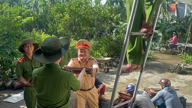 Quảng Ngãi: Hợp sức khắc phục hậu quả mưa bão, đảm bảo ATGT - Ảnh 15.