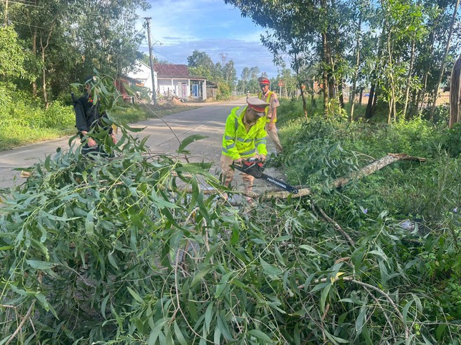 Quảng Ngãi: Hợp sức khắc phục hậu quả mưa bão, đảm bảo ATGT - Ảnh 13.
