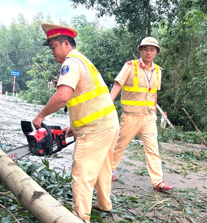 Quảng Ngãi: Hợp sức khắc phục hậu quả mưa bão, đảm bảo ATGT - Ảnh 8.