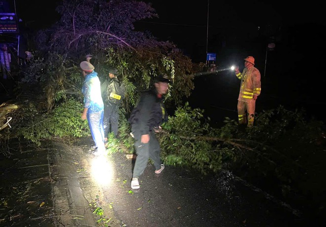 Quảng Ngãi: Hợp sức khắc phục hậu quả mưa bão, đảm bảo ATGT - Ảnh 4.