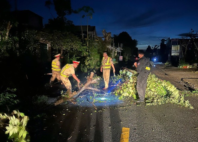 Quảng Ngãi: Hợp sức khắc phục hậu quả mưa bão, đảm bảo ATGT - Ảnh 2.