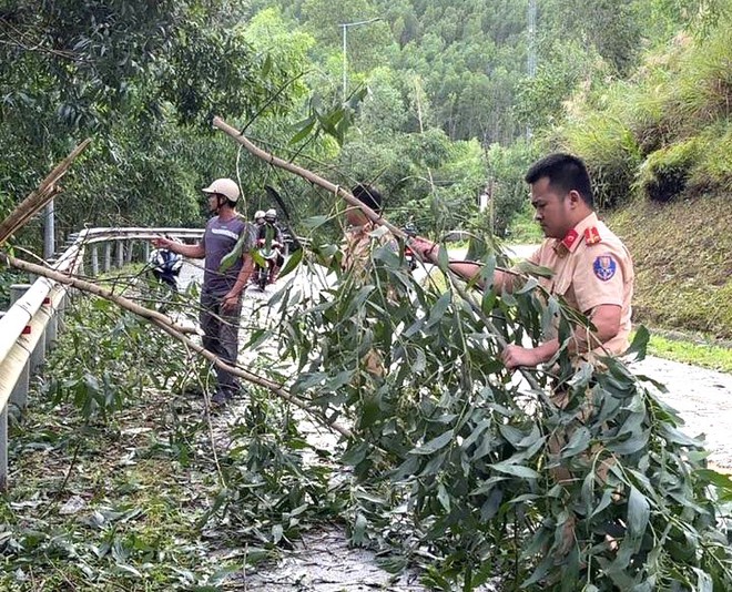 Quảng Ngãi: Hợp sức khắc phục hậu quả mưa bão, đảm bảo ATGT - Ảnh 12.