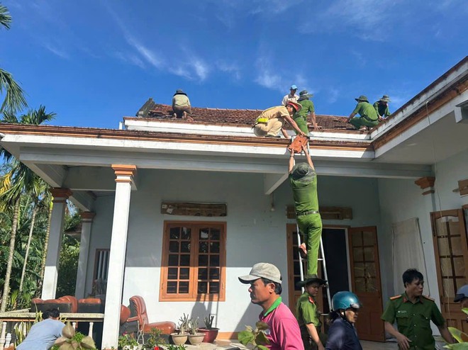 Quảng Ngãi: Hợp sức khắc phục hậu quả mưa bão, đảm bảo ATGT - Ảnh 19.