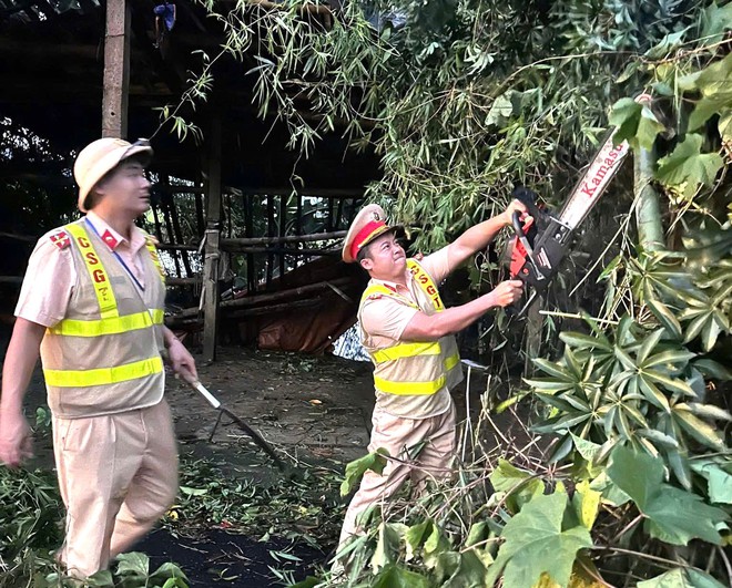 Quảng Ngãi: Hợp sức khắc phục hậu quả mưa bão, đảm bảo ATGT - Ảnh 6.