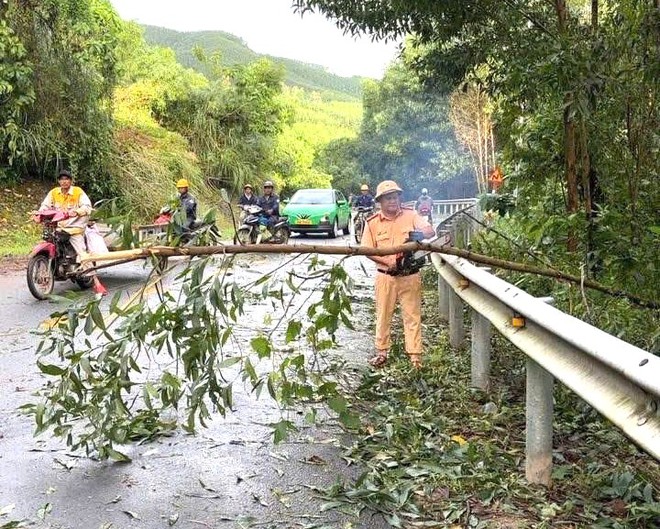 Quảng Ngãi: Hợp sức khắc phục hậu quả mưa bão, đảm bảo ATGT - Ảnh 7.