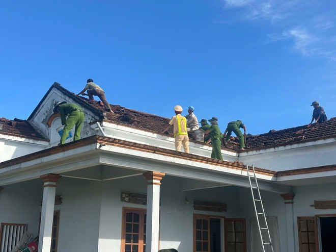Quảng Ngãi: Hợp sức khắc phục hậu quả mưa bão, đảm bảo ATGT - Ảnh 18.