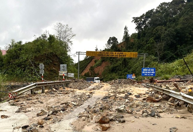 Video: Trắng đêm khắc phục hậu quả bão số 13, đảm bảo giao thông- Ảnh 9. Video: Trắng đêm khắc phục hậu quả bão số 13, đảm bảo giao thông- Ảnh 9.