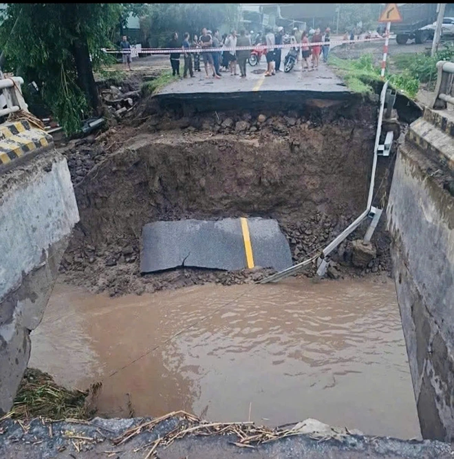 Đường đầu cầu Đắk Pờ Tó (Gia Lai) bị lũ cuốn trôi- Ảnh 3. Đường đầu cầu Đắk Pờ Tó (Gia Lai) bị lũ cuốn trôi- Ảnh 3.