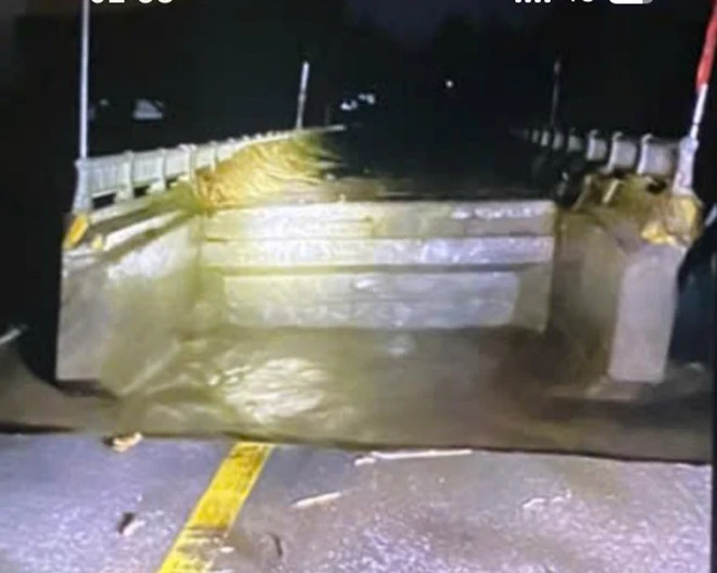 Đường đầu cầu Đắk Pờ Tó (Gia Lai) bị lũ cuốn trôi- Ảnh 6. Đường đầu cầu Đắk Pờ Tó (Gia Lai) bị lũ cuốn trôi- Ảnh 6.