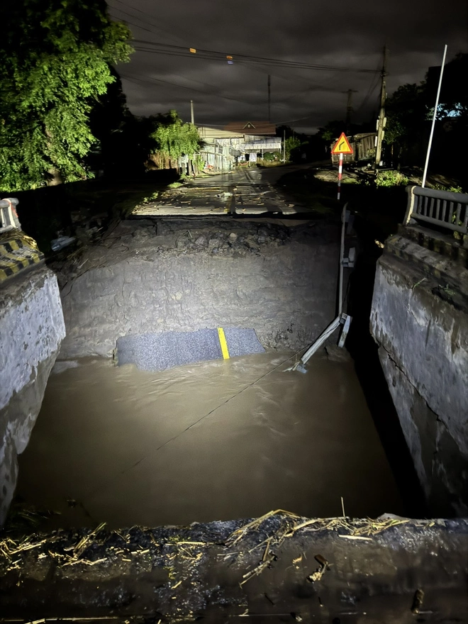 Đường đầu cầu Đắk Pờ Tó (Gia Lai) bị lũ cuốn trôi- Ảnh 4. Đường đầu cầu Đắk Pờ Tó (Gia Lai) bị lũ cuốn trôi- Ảnh 4.