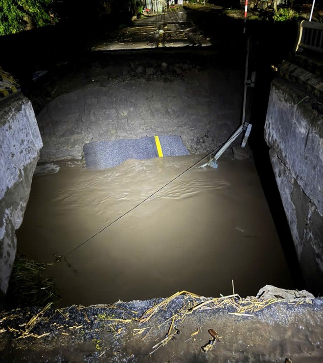 Đường đầu cầu Đắk Pờ Tó (Gia Lai) bị lũ cuốn trôi- Ảnh 5. Đường đầu cầu Đắk Pờ Tó (Gia Lai) bị lũ cuốn trôi- Ảnh 5.