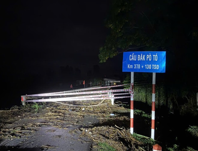 Đường đầu cầu Đắk Pờ Tó (Gia Lai) bị lũ cuốn trôi- Ảnh 7. Đường đầu cầu Đắk Pờ Tó (Gia Lai) bị lũ cuốn trôi- Ảnh 7.