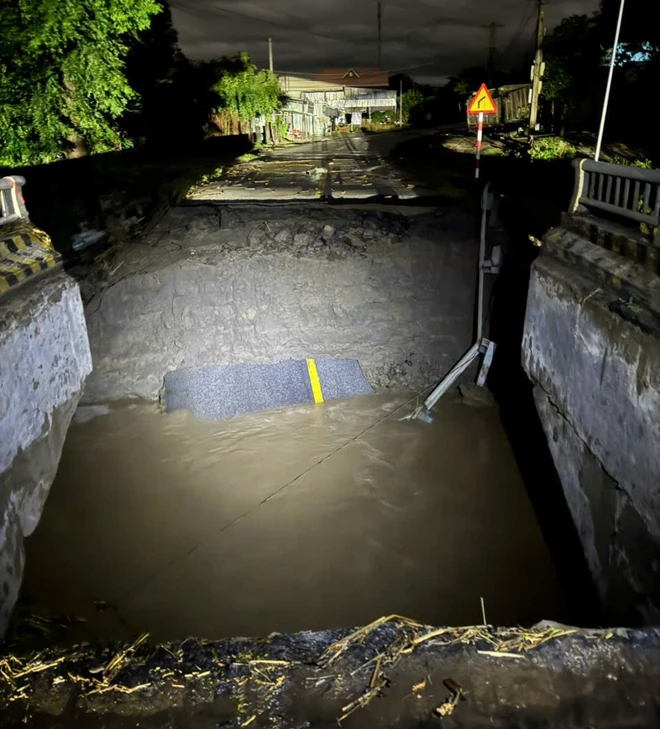 Đường đầu cầu Đắk Pờ Tó (Gia Lai) bị lũ cuốn trôi- Ảnh 2. Đường đầu cầu Đắk Pờ Tó (Gia Lai) bị lũ cuốn trôi- Ảnh 2.