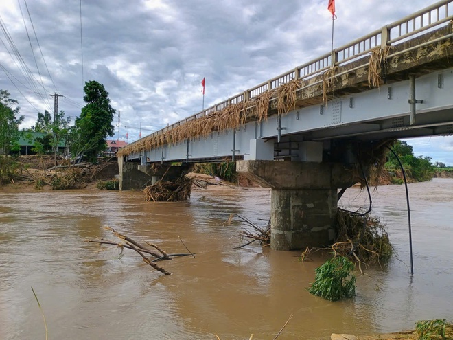 Sự cố xói lở đường đầu cầu Đắk Pờ Tó (Đắk Lắk): Quyết tâm thông xe vào sáng 8/11 - Ảnh 3.
