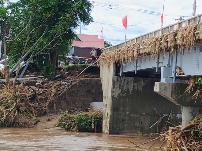 Sự cố xói lở đường đầu cầu Đắk Pờ Tó (Đắk Lắk): Quyết tâm thông xe vào sáng 8/11 - Ảnh 4.